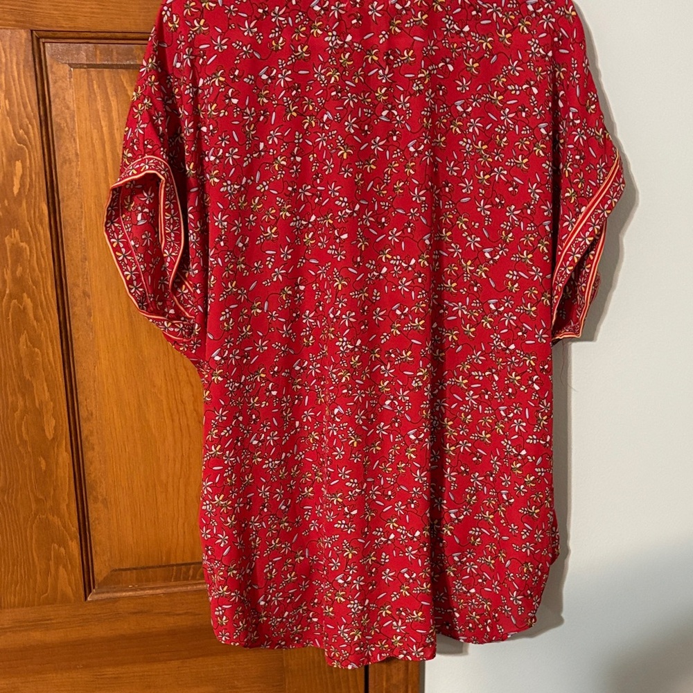 Floral Red Women's Top by Max Studio size not marked but looks L/XL nice top - Picture 5 of 7